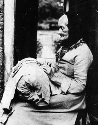 Eine Spitzenmacherin vor ihrem Häuschen in South Buckinghamshire, Ende des 19. Jahrhunderts
